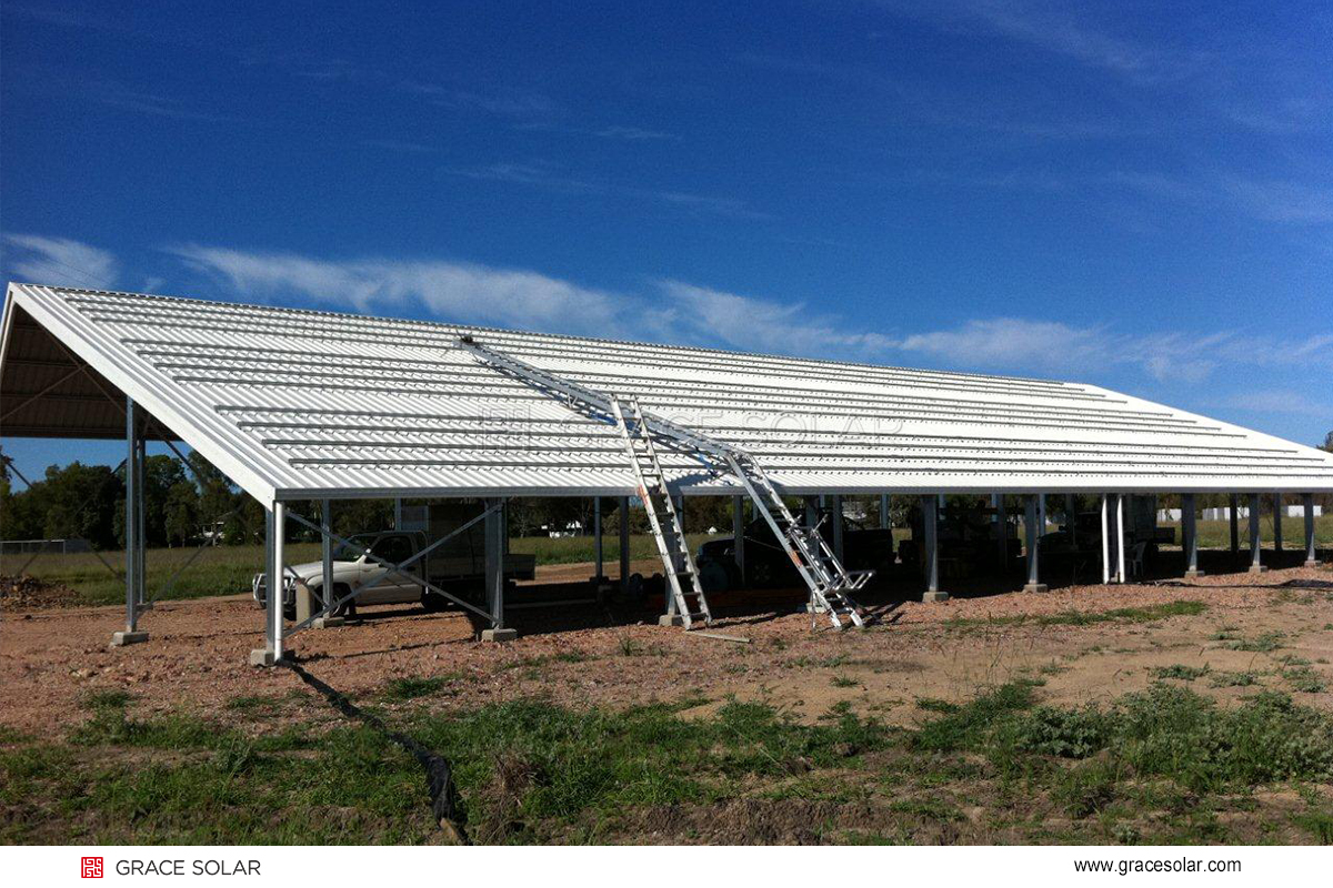 革新的なトラペzoidal Tin Roof Clampの設置シーン